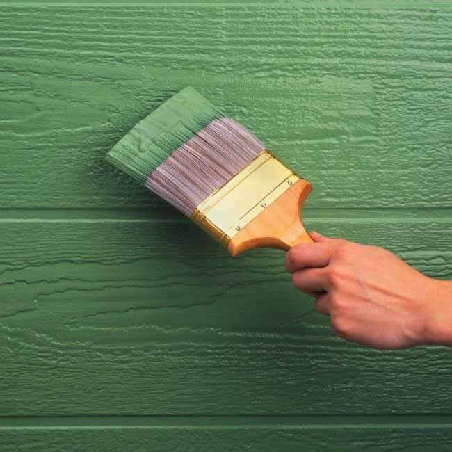 окрашивание стены резиновой краской