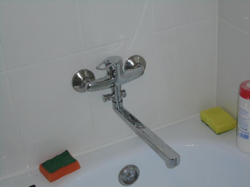 Установка настенного смесителя в ванной