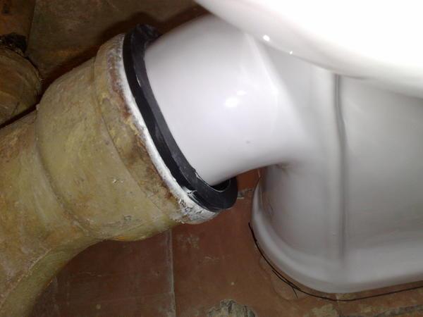 Чтобы соединить унитаз с чугунной канализацией, необходимо прочистить раструб трубы