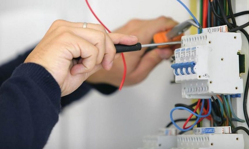 Вводный автоматический выключатель должен поддерживать электропитание дома при максимальной 