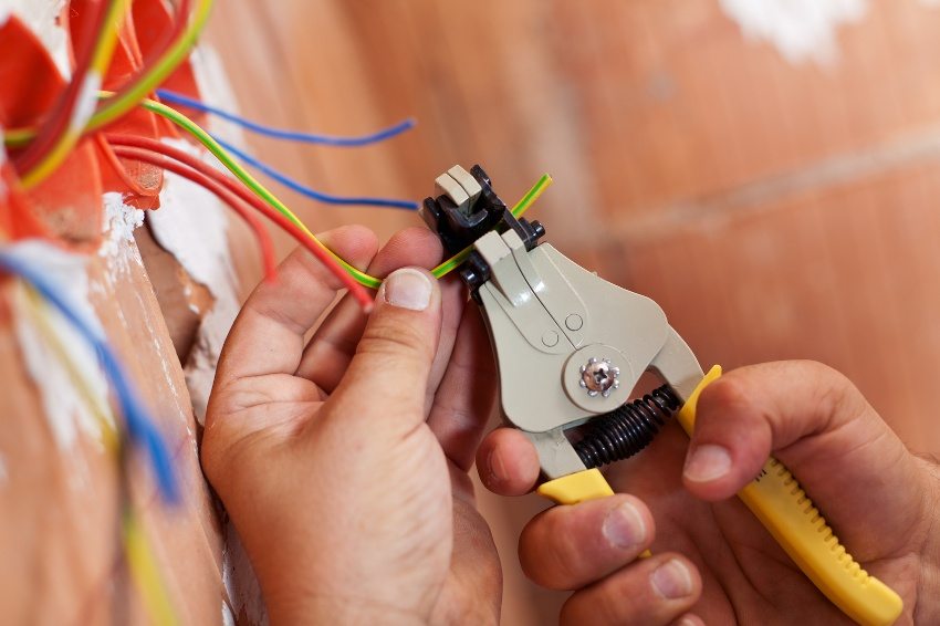 Зачистку проводов нужно осуществлять только при выключенном электропитании