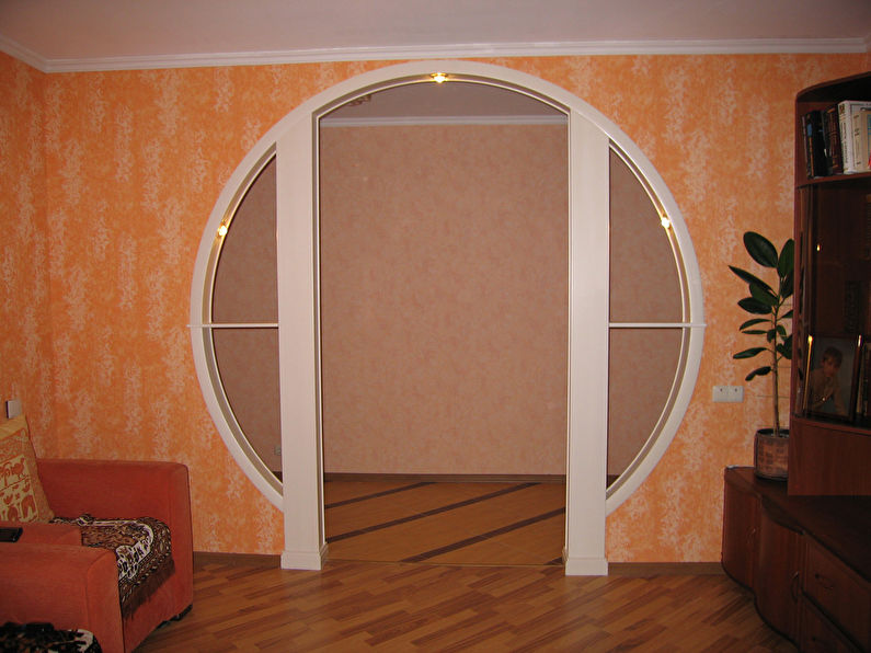 Круглая арка из гипсокартона в интерьере гостиной