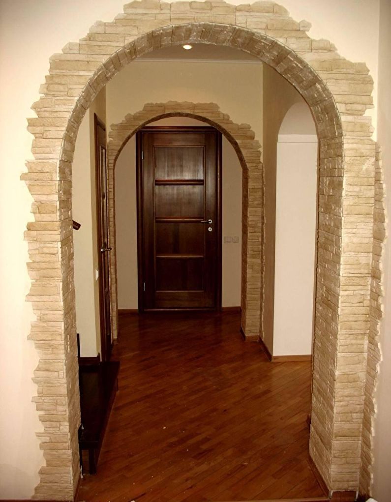 Арка из гипсокартона с декоративным камнем - коридор