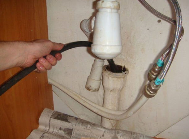 как прочистить канализационную трубу в частном доме