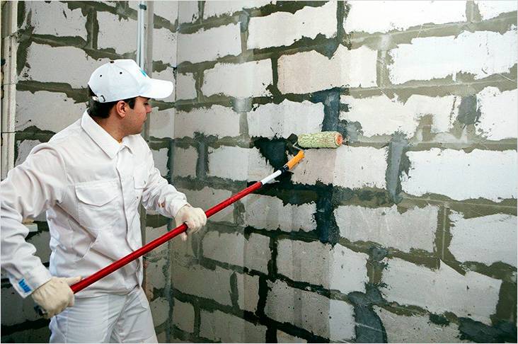 Стену необходимо грунтовать и удалить все возможные дефекты: грязь, жир и прочее