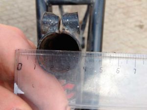 На фото - как измерить внутренний диаметр трубы