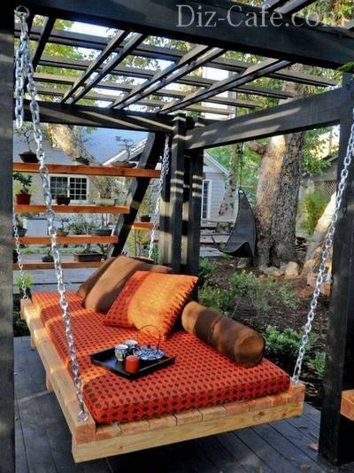 Подвесной диван в саду