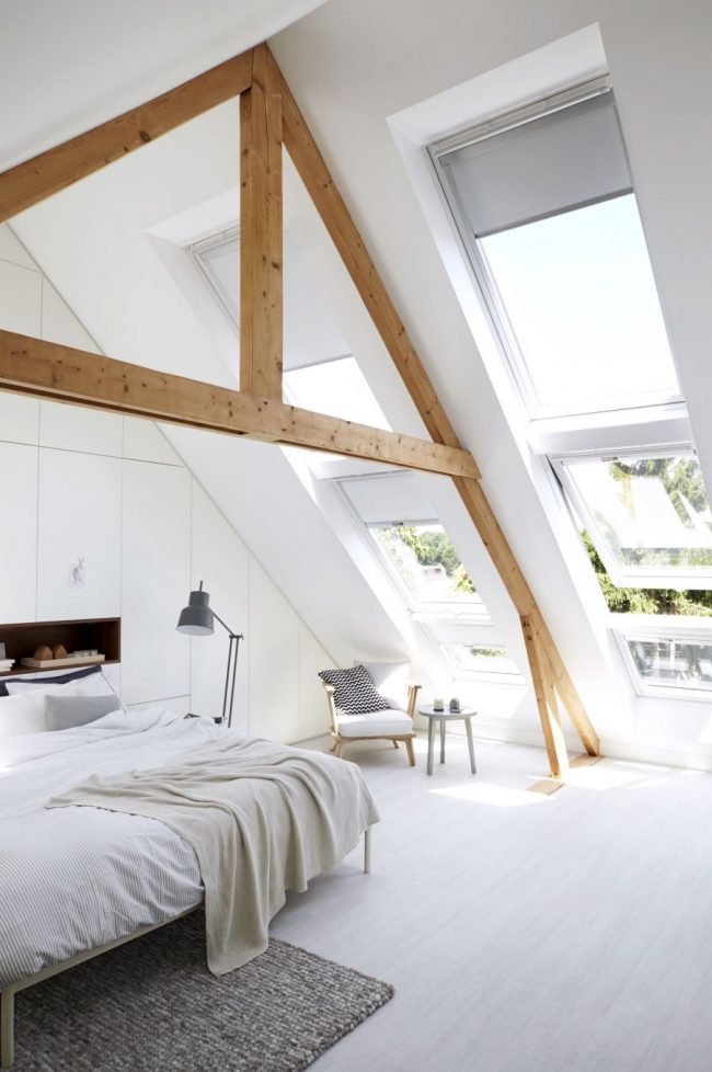 Спальня в скандинавском стиле с деревянной необработанной балкой 