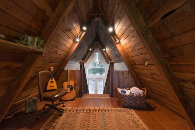 Дом-шалаш: фото деревянной отделки внутри треугольного дома