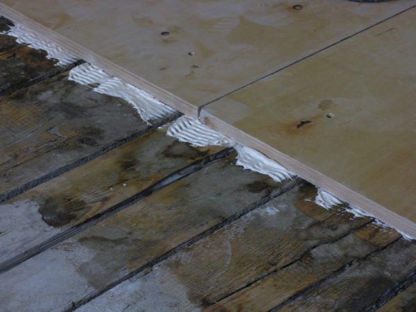 Укладка фанеры на деревянный пол (на клей) для выравнивания основания под плитку