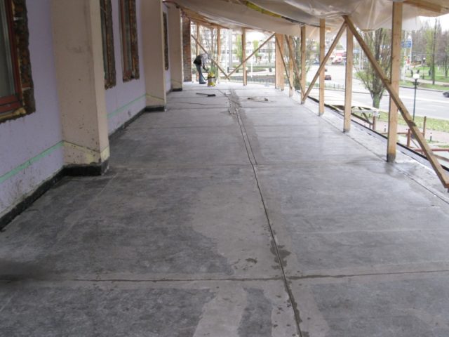 Защищает поверхность бетонного пола и расположенные рядом элементы от значительных усилий