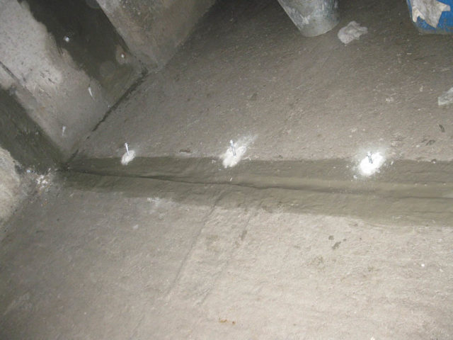 Деформационные швы должны заделываться пластичными полимерными материалами, ширина зависит от максимальных расчетных линейных колебаний бетонного покрытия