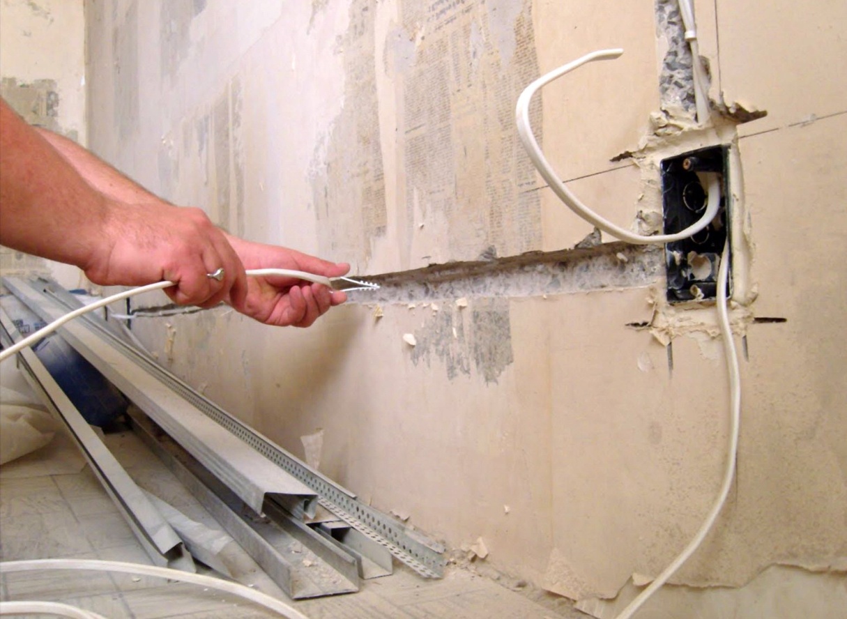 Как скрыть провода на стене - сделать правильно скрытую электропроводку в квартире своими руками