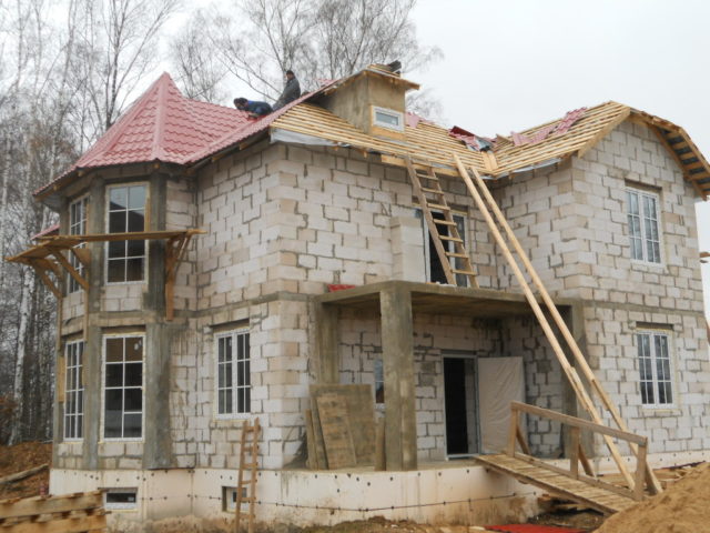 Завершающий этап строительства дома – монтаж стропильной системы крыши и укладка кровельного материала