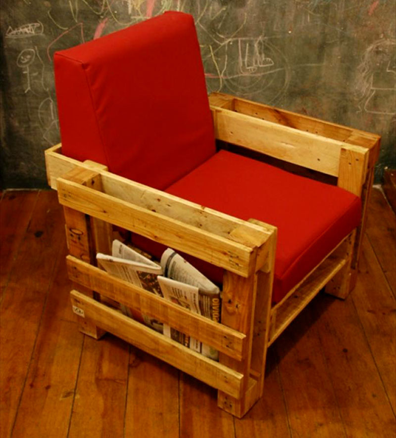 Кресло, в свободных нишах которого можно хранить газеты