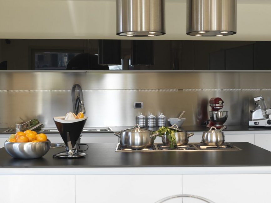 Кухонная отделка боковой стены металлом требует постоянной очистки и подходит не к каждому интерьеру