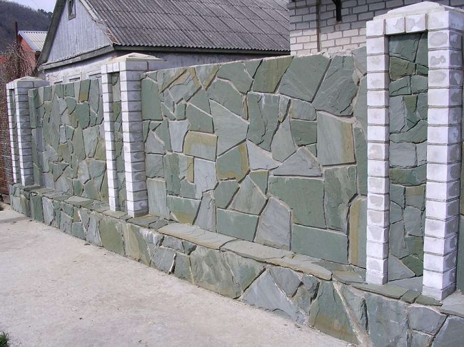 бетонный забор отделанный плитняком
