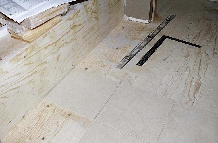 укладка плитки на деревянный пол в ванной-советы 