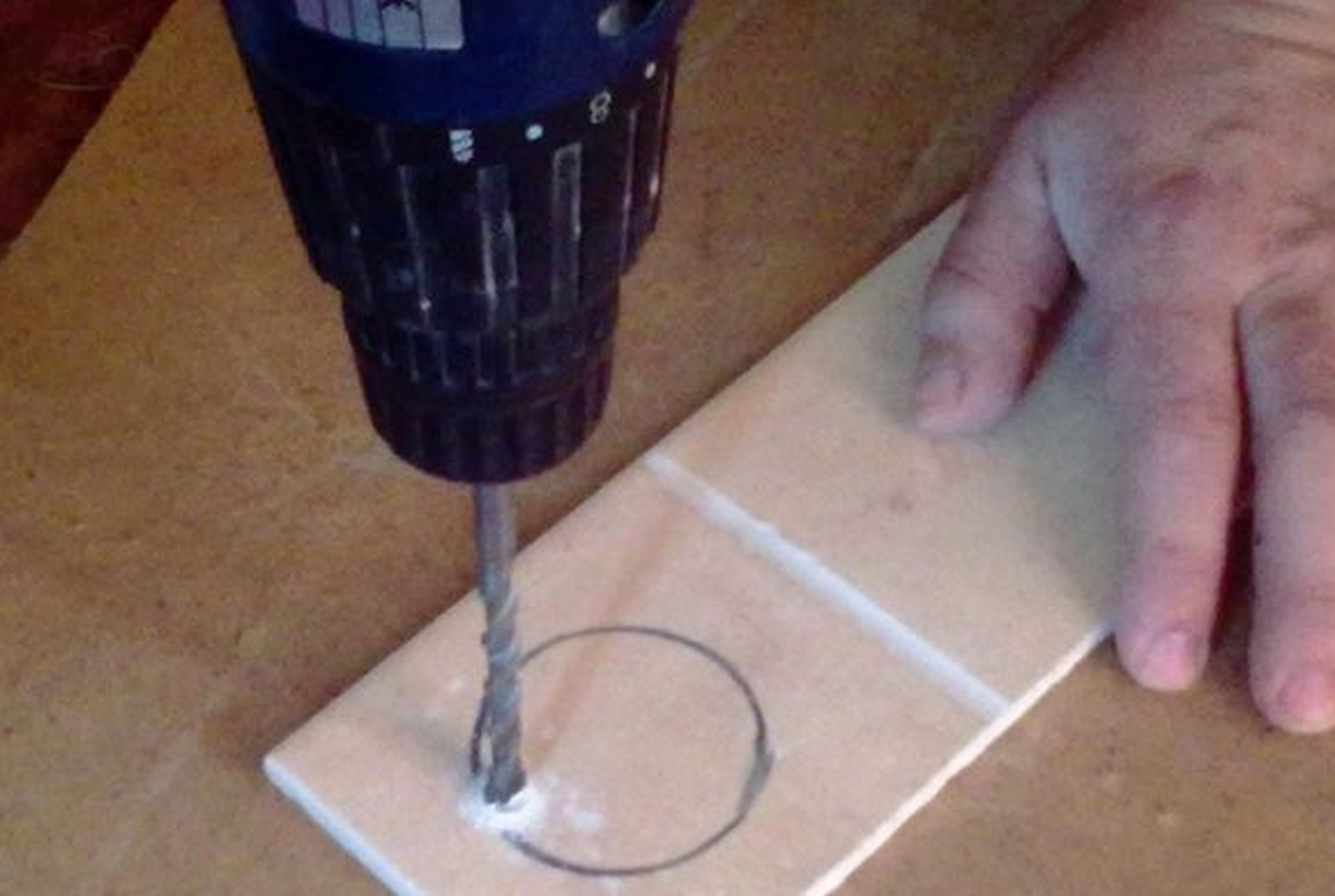 Как в плитке вырезать отверстие под розетку - Строительный портал