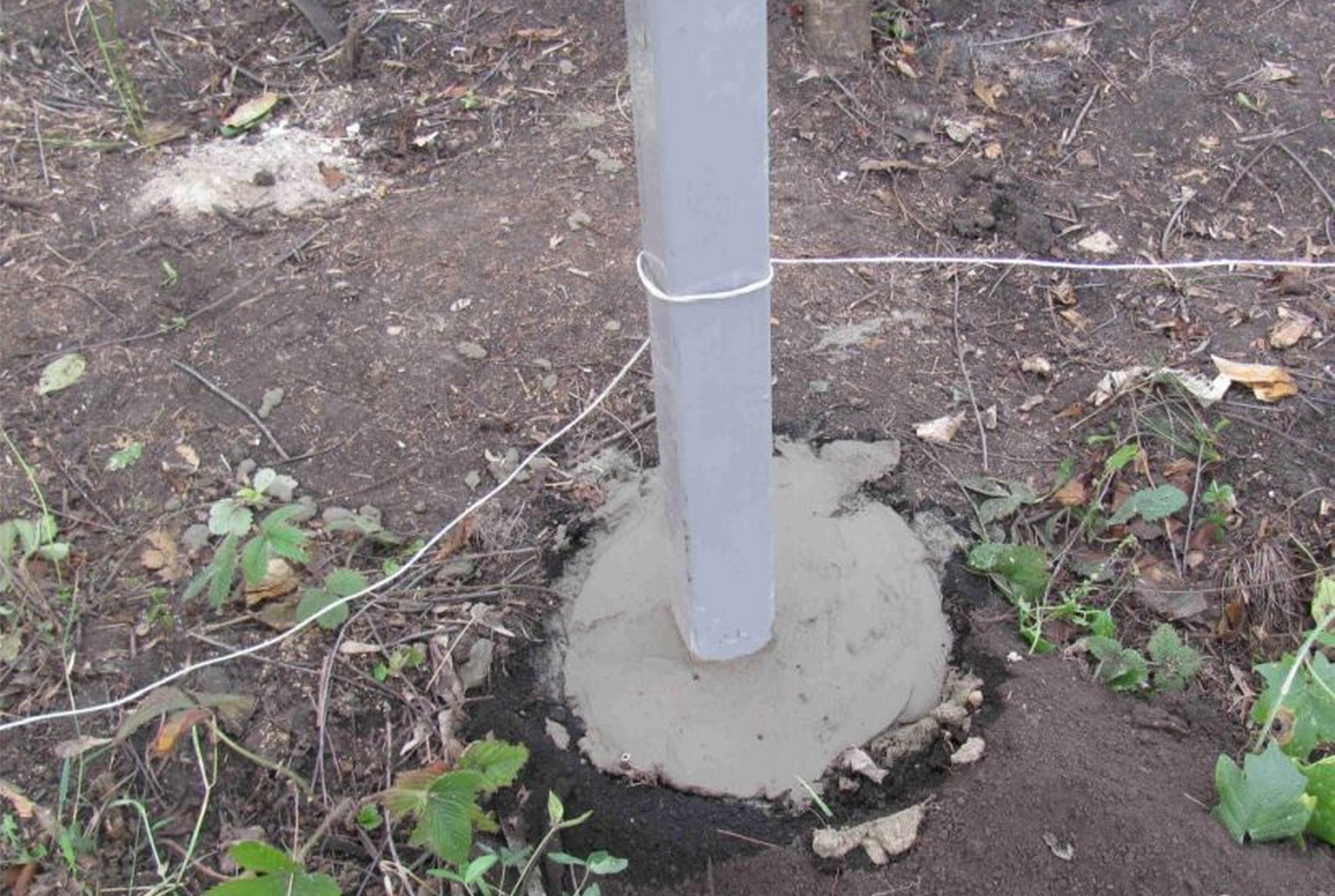 Как закрепить бетонный столб
