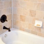 5 способов заделать щель между ванной и стеной