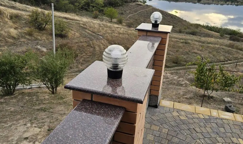 гранітні кришки на паркан